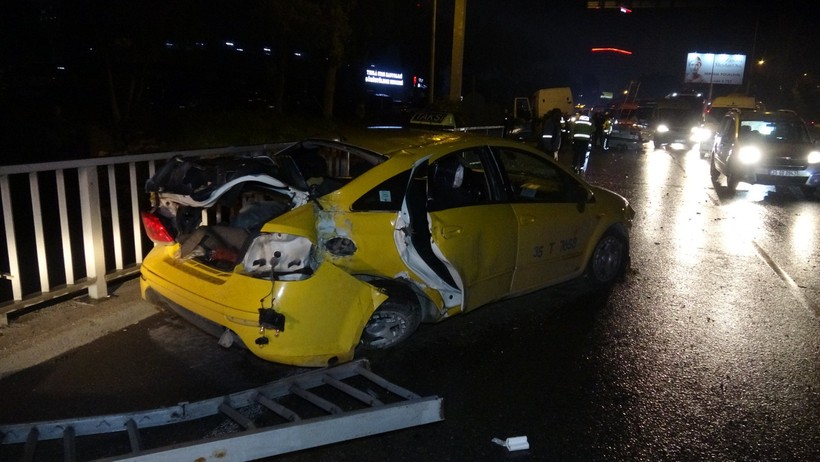 İzmir'de karşı şeride geçen mazot yüklü tanker, dehşet saçtı - Resim : 3