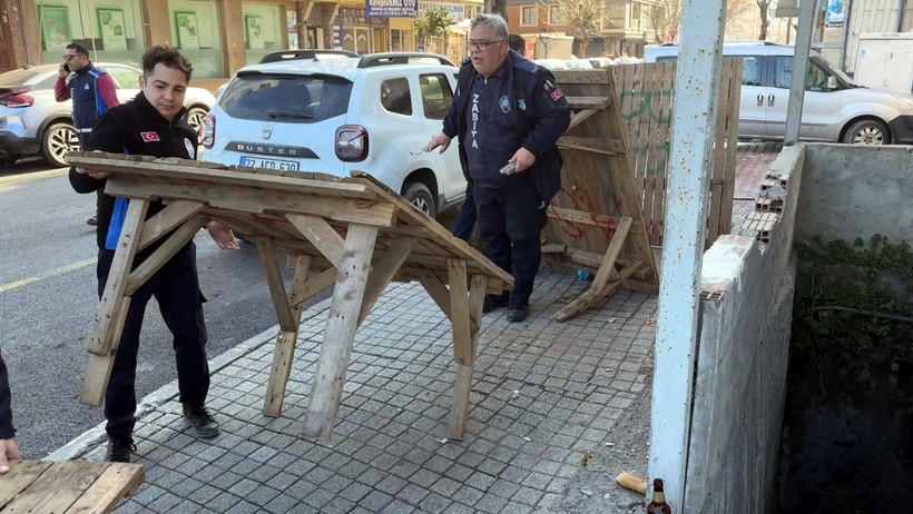 Avcılar'da 'kaldırım işgali' kavgası: Zabıtayla esnaf birbirine girdi - Resim : 2