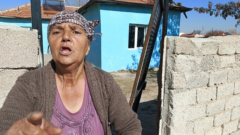 Evine taşla silahla saldırdılar: Torunlarıyla banyoya saklanarak kurtuldu - Resim : 1