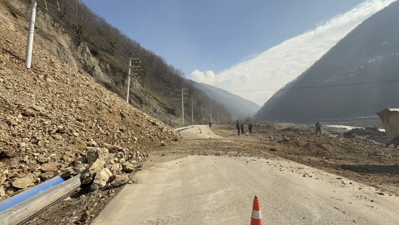 Düzce'de heyelan: 5 köyü birbirine bağlayan yol kapandı - Resim : 3