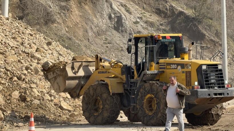 Düzce'de heyelan: 5 köyü birbirine bağlayan yol kapandı - Resim : 2