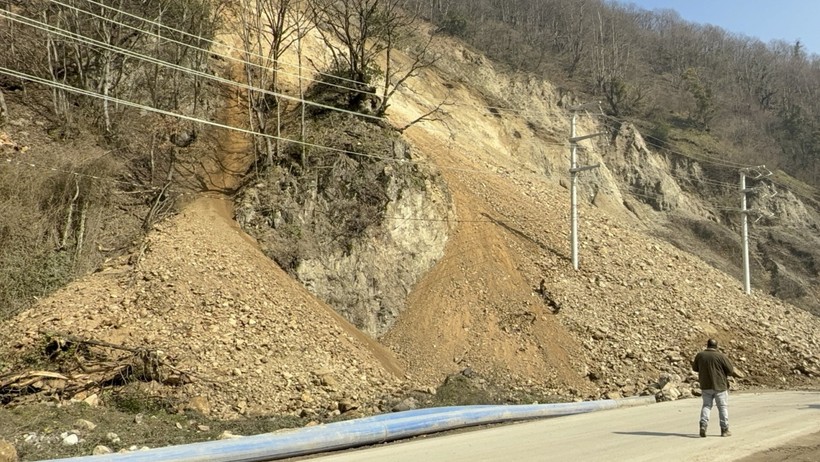 Düzce'de heyelan: 5 köyü birbirine bağlayan yol kapandı - Resim : 1