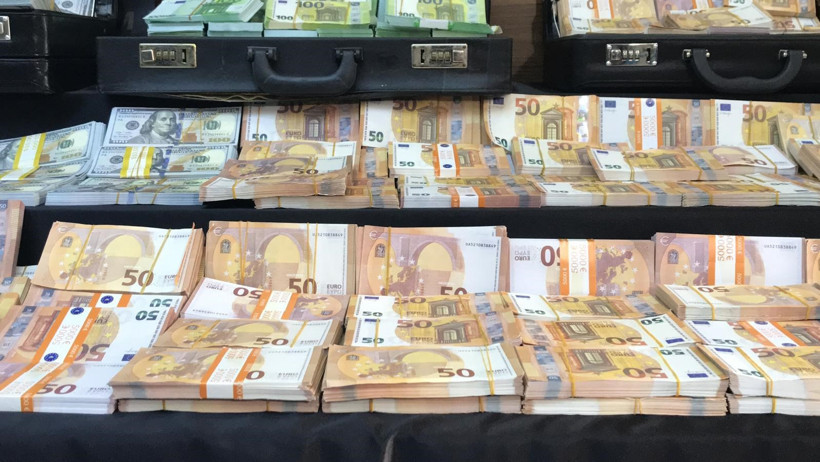 Milyonlarca sahte dolar ve avro basmışlar: Makineden sorunsuz geçiyor - Resim : 1