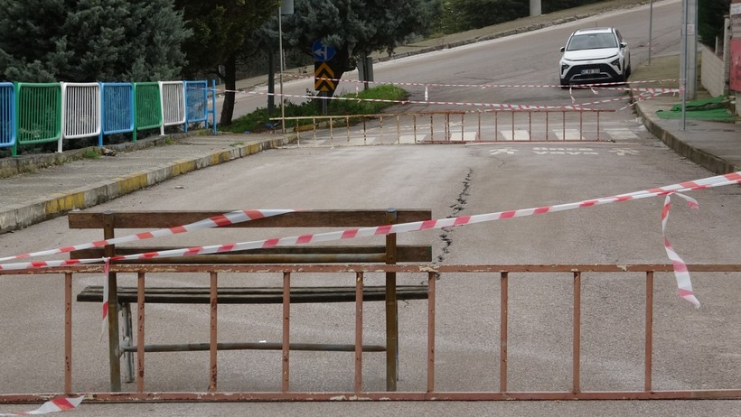 Felaket 'geliyorum' diyor: Yağış sonrası yol yarıklarla doldu - Resim : 2