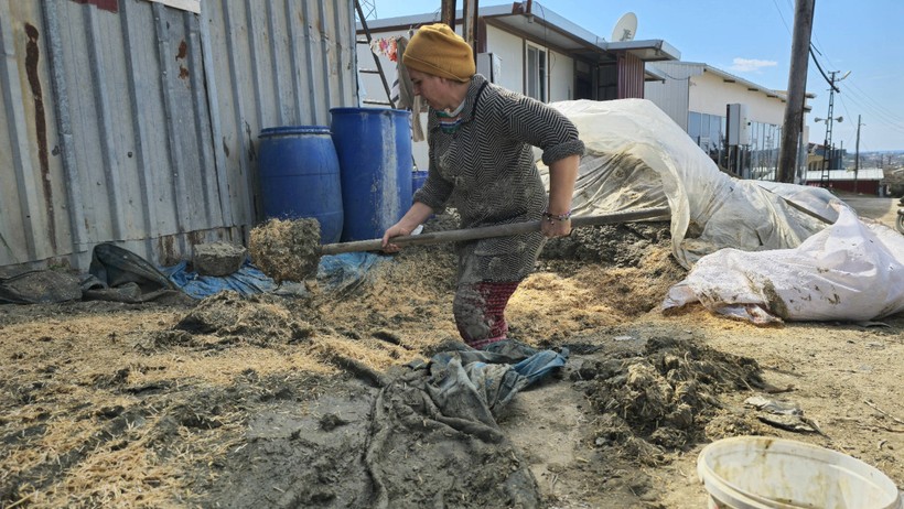 Ekmeğini çamurdan çıkarıyor: Elleriyle yapıyor, 1500 TL'ye satıyor - Resim : 1