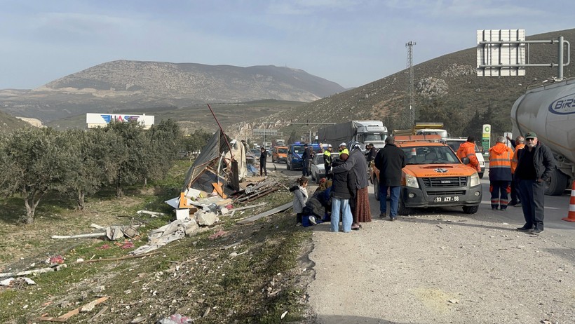 Kontrolden çıkan TIR sebze tezgahına daldı: 1 ölü - Resim : 1