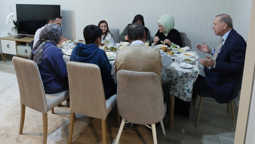 Erdoğan çifti Fidan ailesinin iftar sofrasına konuk oldu - Resim : 1