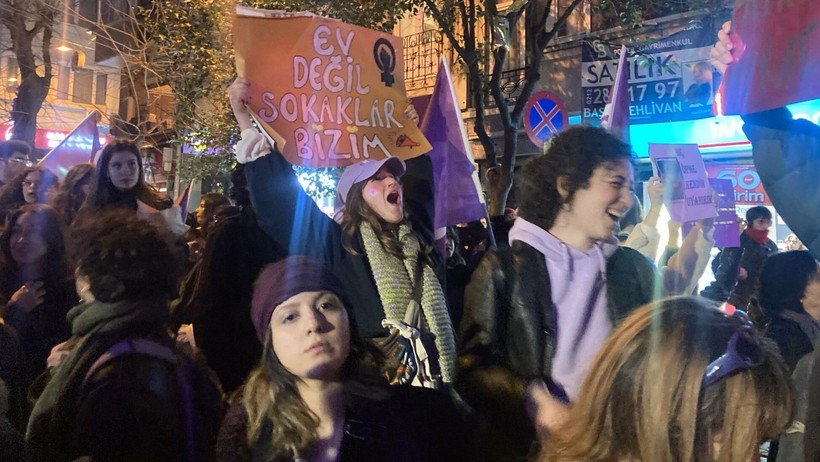 Kadınlar yasağa rağmen Taksim'de buluştu - Resim : 3