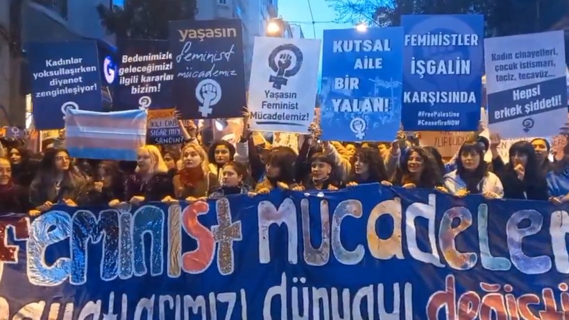 Kadınlar yasağa rağmen Taksim'de buluştu - Resim : 4