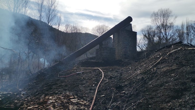 Kastamonu'da 100 yıllık un değirmeni alev alev yandı - Resim : 1