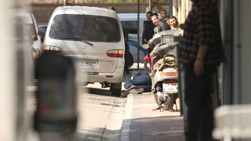 Av tüfeğiyle balkona çıktı, 'yapma' diye seslenen adamı vurdu - Resim : 1