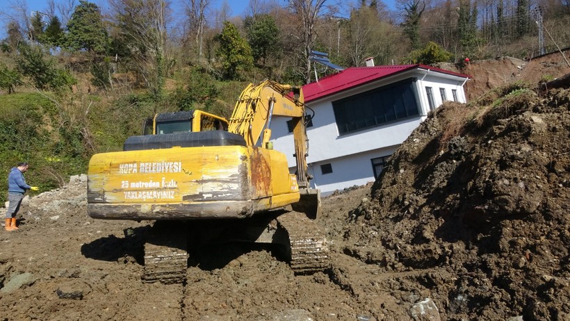 Artvin'de heyelanda 50 metre sürüklenen evin sahibi: Çatlak dahi yok - Resim : 2