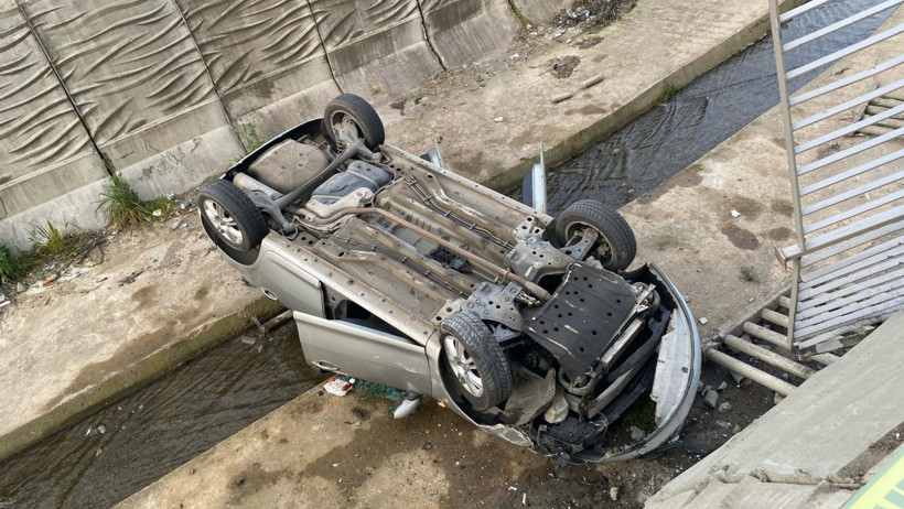 Dereye uçan arabadan şans eseri kurtuldular - Resim : 1