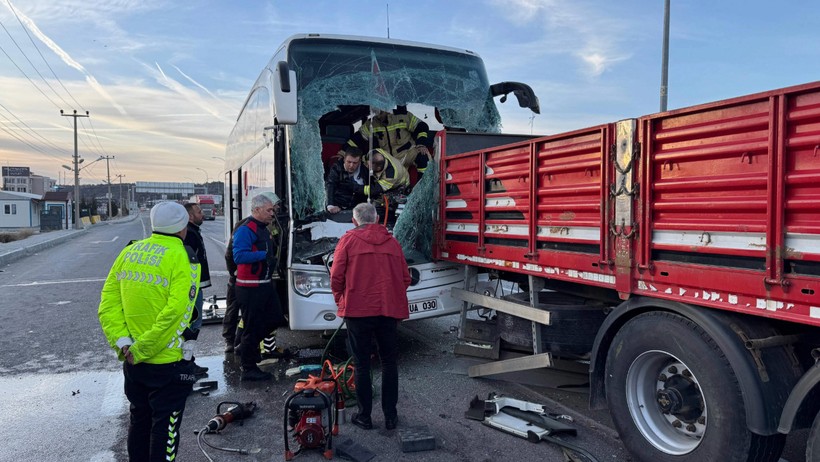 Kütahya'da feci kaza: Yolcu otobüsü TIR'a çarptı - Resim : 1