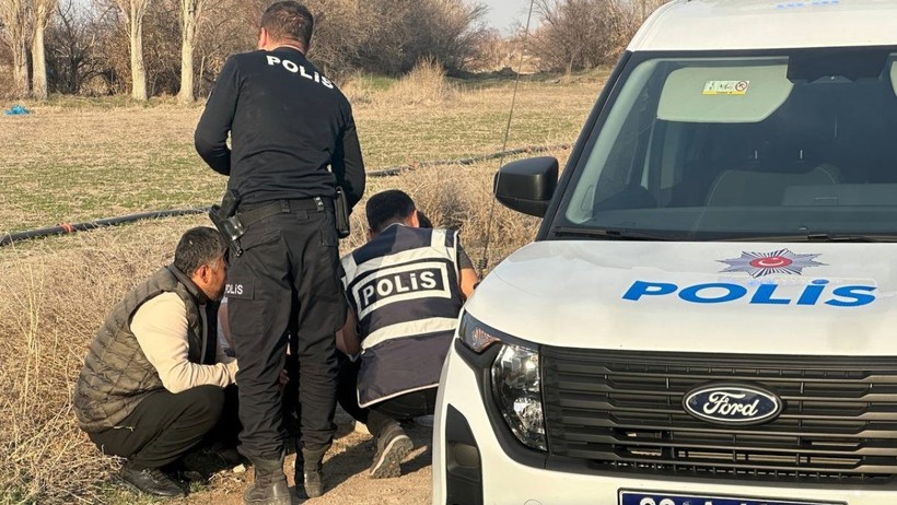 Polis boş arazide 3 kişiyi baygın, 1 kişi ölü halde buldu - Resim : 1