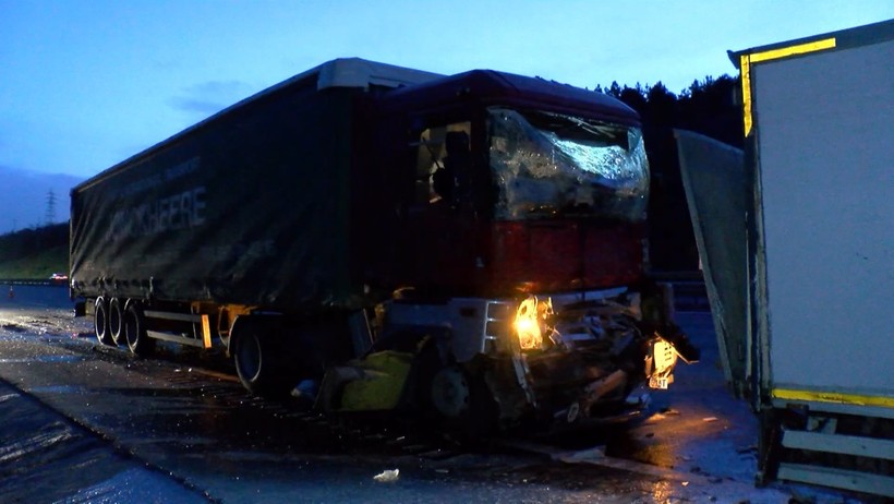 Kamyon TIR'a, başka bir TIR kamyona çarptı: 2 yaralı - Resim : 1