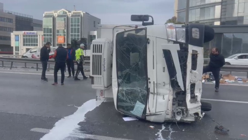 Bağcılar'da kamyonet devrildi - Resim : 1