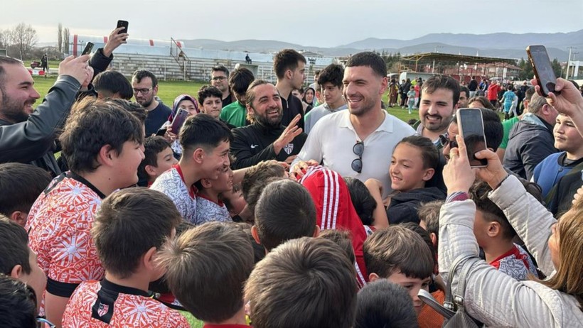 Merih Demiral, Bozkurt heykelini ziyaret etti: 'İyi ki yapmışım, UEFA...' - Resim : 1