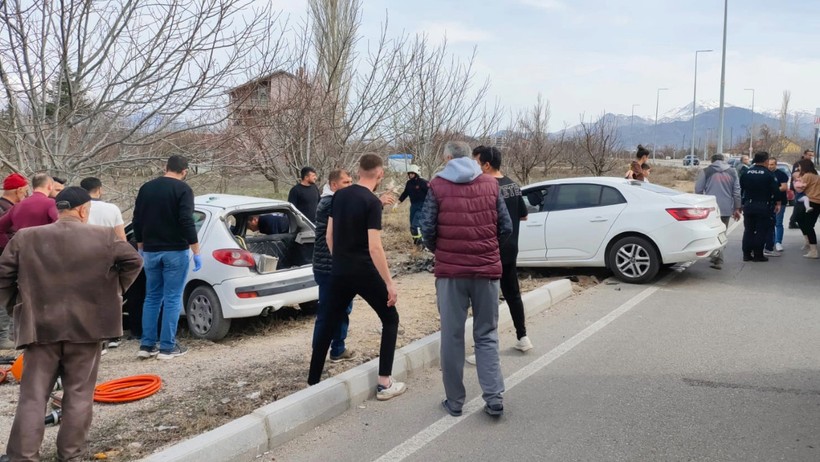 İki otomobilin kafa kafaya çarpıştı: 2 ölü, 3 yaralı - Resim : 1