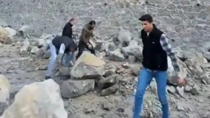 Dev kayalar yolu kapattı: Vatandaşlar elleriyle açmaya çalıştı - Resim : 1