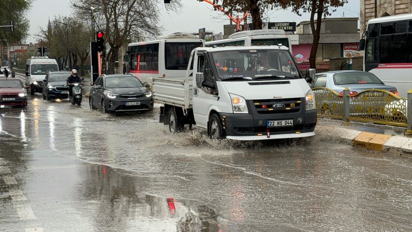 Edirne'de cadde ve sokaklar göle döndü - Resim : 1