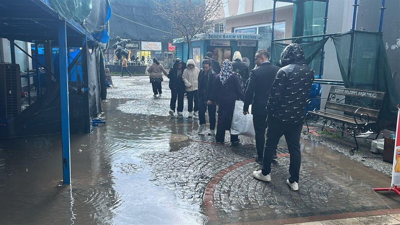 Edirne'de cadde ve sokaklar göle döndü - Resim : 2