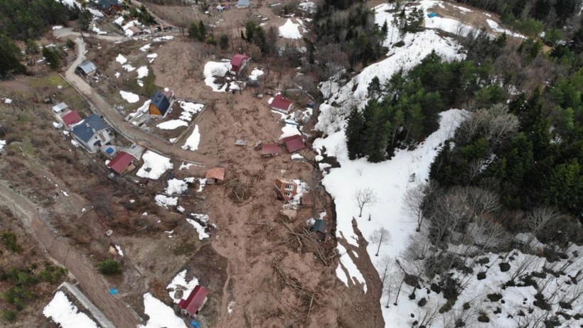 Artvin'de bir ev takla atarak devrildi - Resim : 1