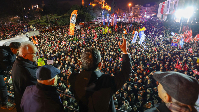 Saraçhane'de tarihi akşam! Binlerce kişi demokrasi için buluştu - Resim : 7