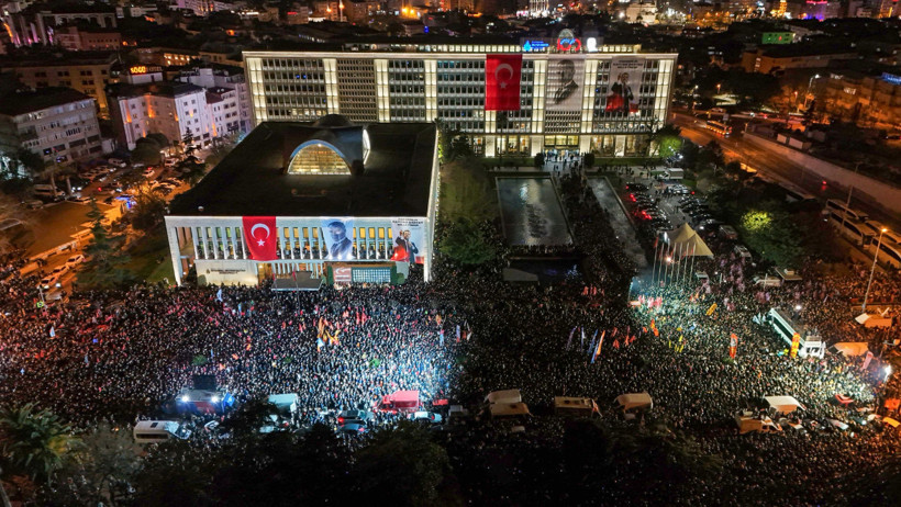 Saraçhane'de tarihi akşam! Binlerce kişi demokrasi için buluştu - Resim : 1