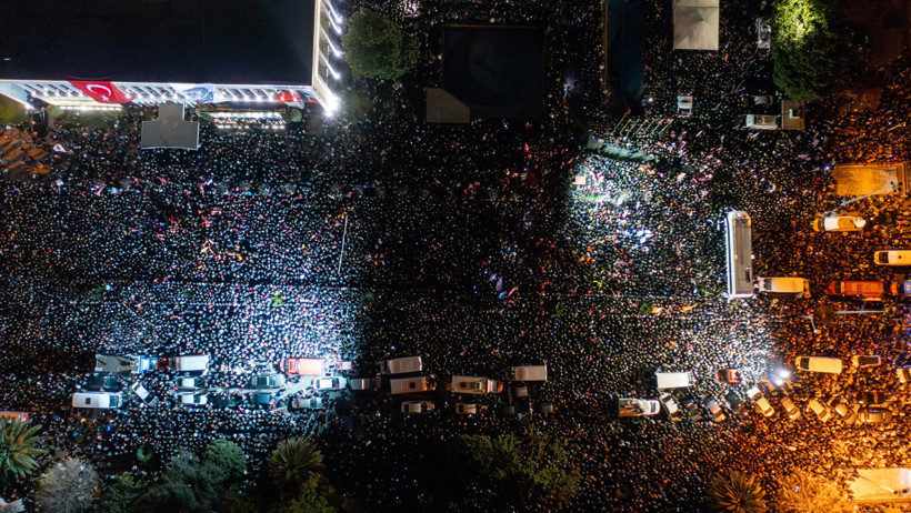 Saraçhane'de tarihi akşam! Binlerce kişi demokrasi için buluştu - Resim : 8