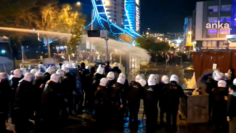 İzmir'de polisten göstericilere biber gazı ve tazyikli su - Resim : 1