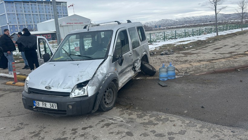 Kavşakta çarpışan iki araç kaldırımdaki üniversiteli Onur'u hayattan kopardı - Resim : 1