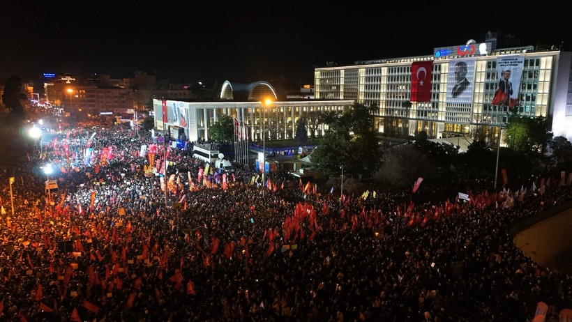 İmamoğlu'na operasyona tepkide üçüncü gün: Yüz binlerce kişi sokakta - Resim : 10