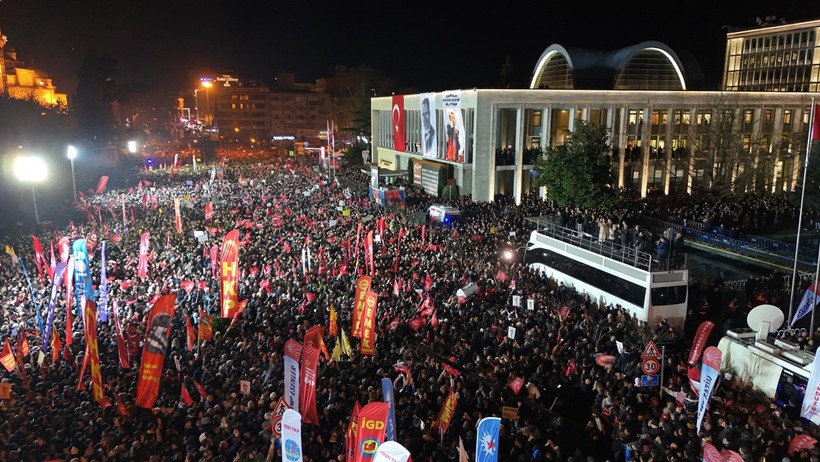 İmamoğlu'na operasyona tepkide üçüncü gün: Yüz binlerce kişi sokakta - Resim : 12