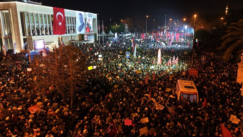 İmamoğlu'na operasyona tepkide üçüncü gün: Yüz binlerce kişi sokakta - Resim : 13