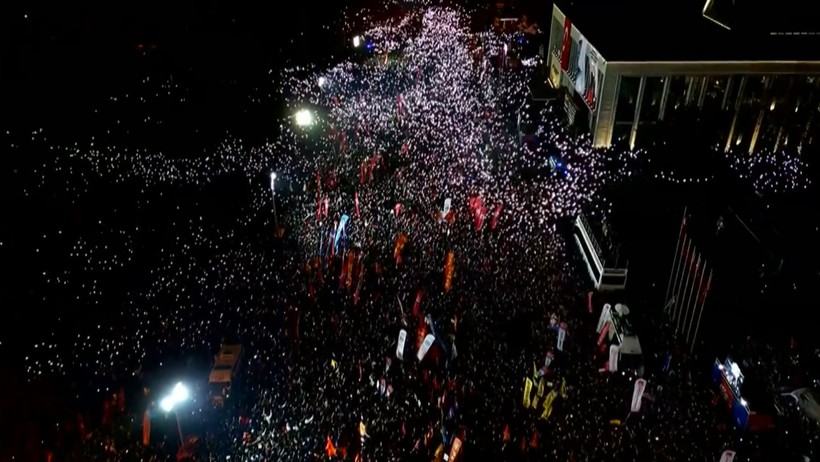 İmamoğlu'na operasyona tepkide üçüncü gün: Yüz binlerce kişi sokakta - Resim : 1