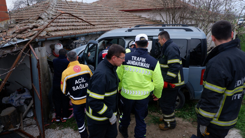 Otomobilin daldığı ev savaş alanına döndü - Resim : 1
