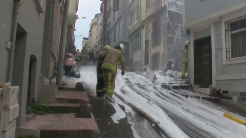 Kibriti attı, bina tutuştu - Resim : 1