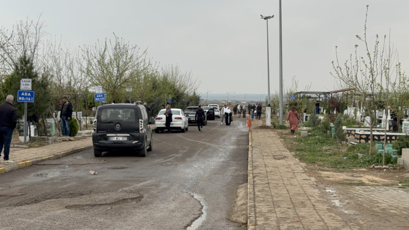 Diyarbakır'da Narin ve Rojin'in mezarlarına ziyaretçi akını - Resim : 4