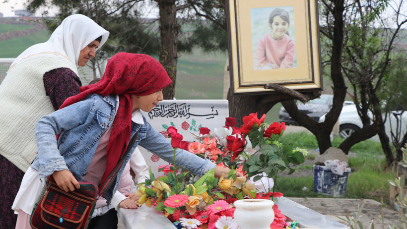 Diyarbakır'da Narin ve Rojin'in mezarlarına ziyaretçi akını - Resim : 1