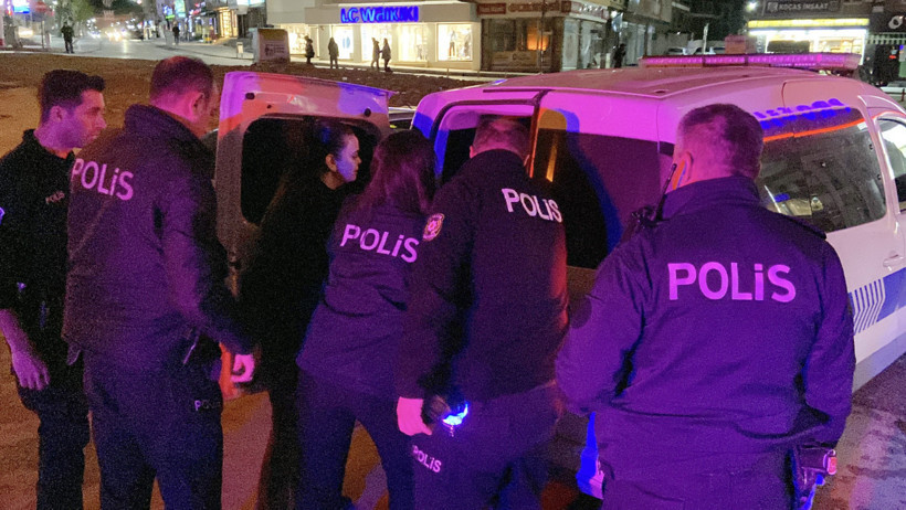 Polis ve esnafın alkollü kadınla imtihanı kamerada - Resim : 1