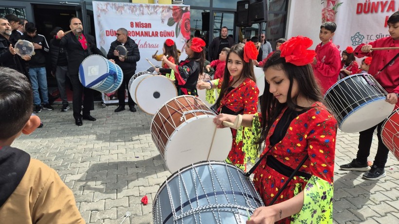 Tabureler üzerinde oynadılar! Romanlar Günü etkinliğinde coşku tavan yaptı - Resim: 4