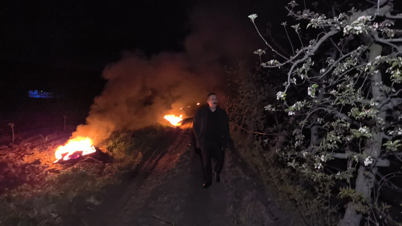 Meyveleri korumak için bahçeyi ateşe veriyorlar - Resim : 1