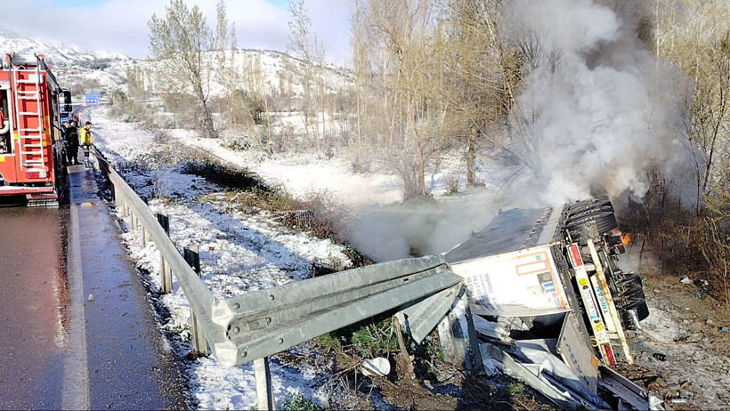 Devrildikten sonra alev alan TIR'ın sürücüsü öldü - Resim : 1