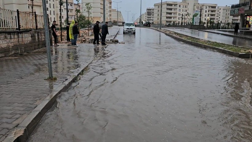 Nusaybin’de sağanak: Cadde ve sokaklar göle döndü - Resim: 9