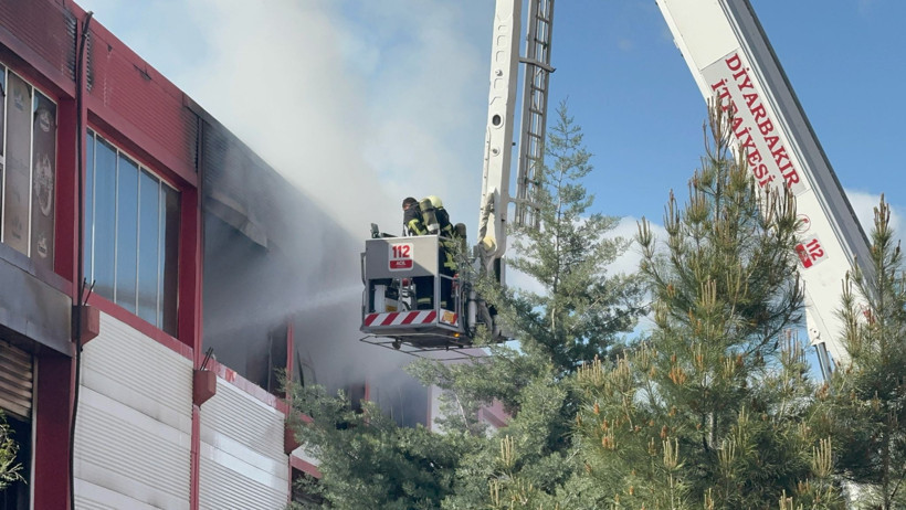 Kozmetik fabrikasında yangın - Resim : 2