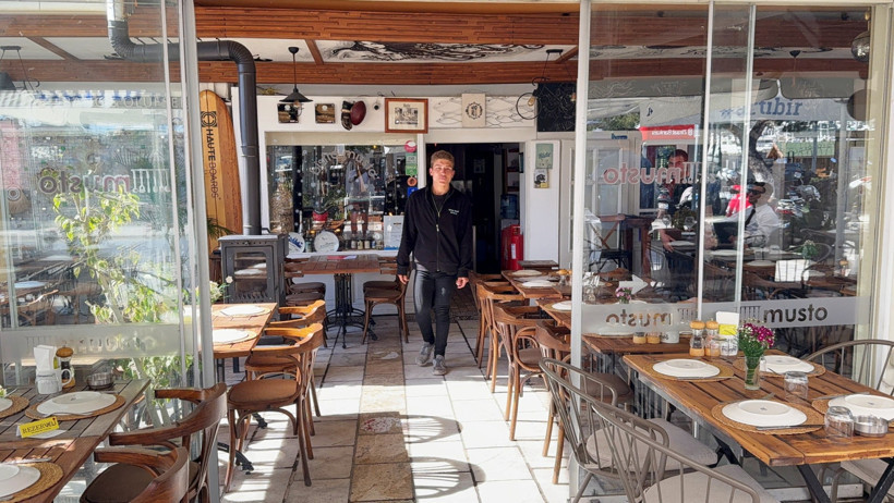 Çöpte altın buldu, yaşamı değişti: 8 yıllık sokak hayatı sona erdi - Resim : 1