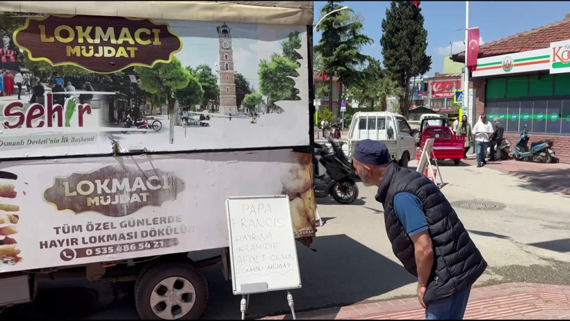 Papa İznik’e gelemeden hayatını kaybetti: Esnaf lokma dökerek andı - Resim : 1
