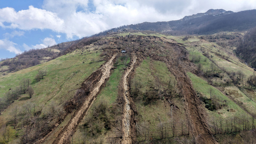 Sisler arasında heyelan: Siren sesi faciayı önledi - Resim : 1