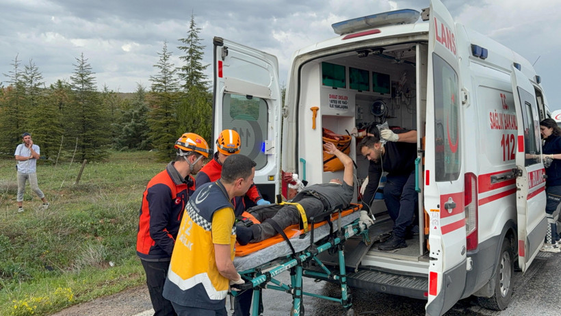 TIR'la çarpışan otomobil kağıt gibi ezildi: 1 ölü, 1 yaralı - Resim : 1